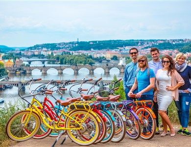 Auf dem E-Bike das wahre Gesicht Prags entdecken