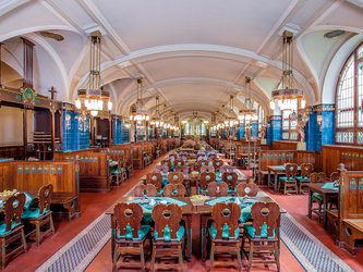 en:The interior of a brasserie with many tables and lots of color, featuring a vaulted ceiling; fr:Intérieur d'une brasserie avec beaucoup de tables et beaucoup de couleur, avec un plafond voûtée