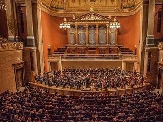en:A large concert hall featuring an imposing organ; numerous seats are arranged in a semicircle, and the hall is packed; fr:Grande salle de concert avec un orgue géant, il y a beaucoup de siège en forme de demi-cercle et il y a beaucoup de monde