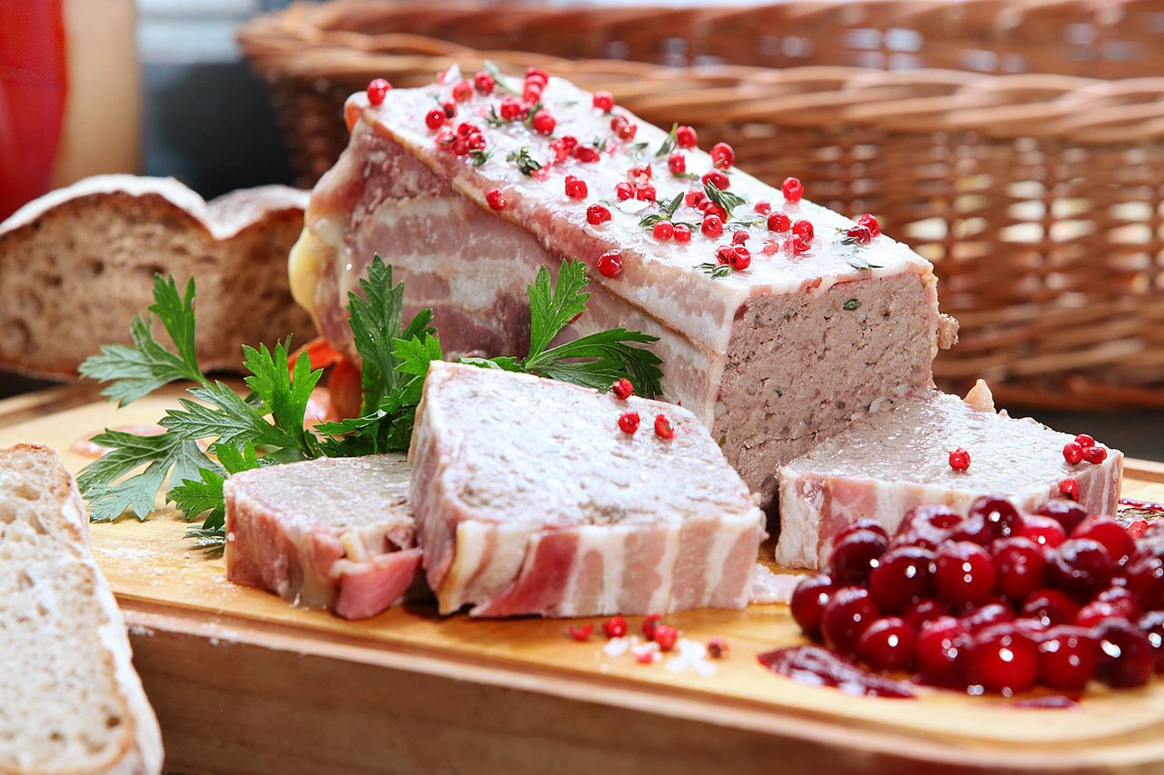 Pâté with red fruit bread and parsley
